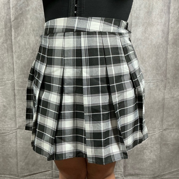 SHEIN Black and White Plaid Mini Skirt - Picture 1 of 6